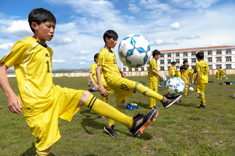 高清组图:走近四川藏族青少年足球队