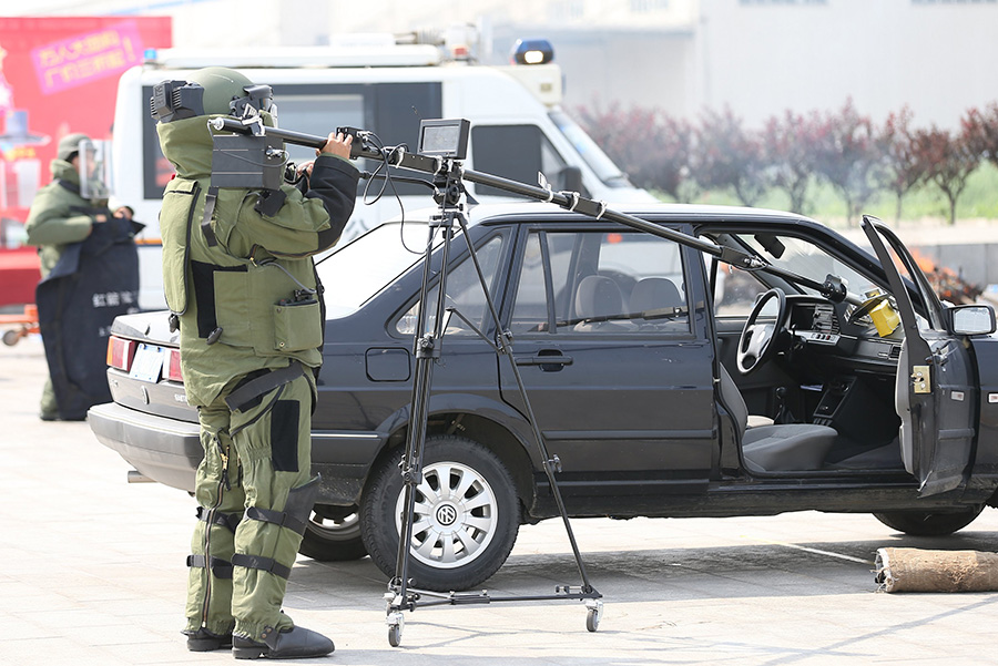 6月24日，排爆民警利用机械臂在演练中从车内取出“爆炸物”。新华社发