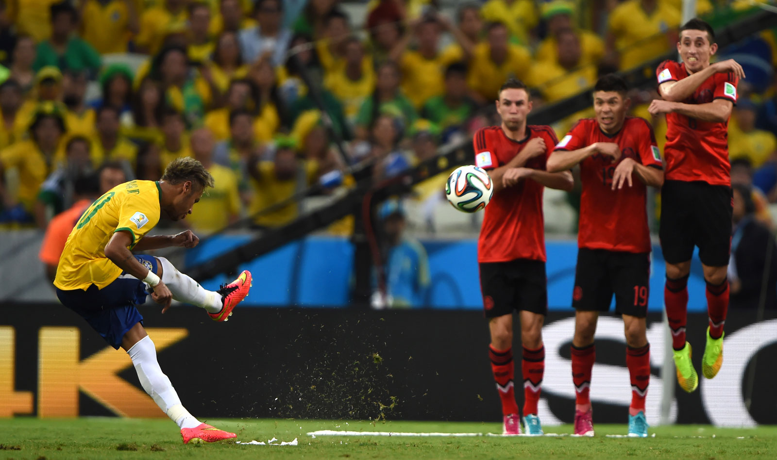 　6月17日，巴西队球员内马尔（左）在比赛中主罚任意球。新华社记者郭勇摄