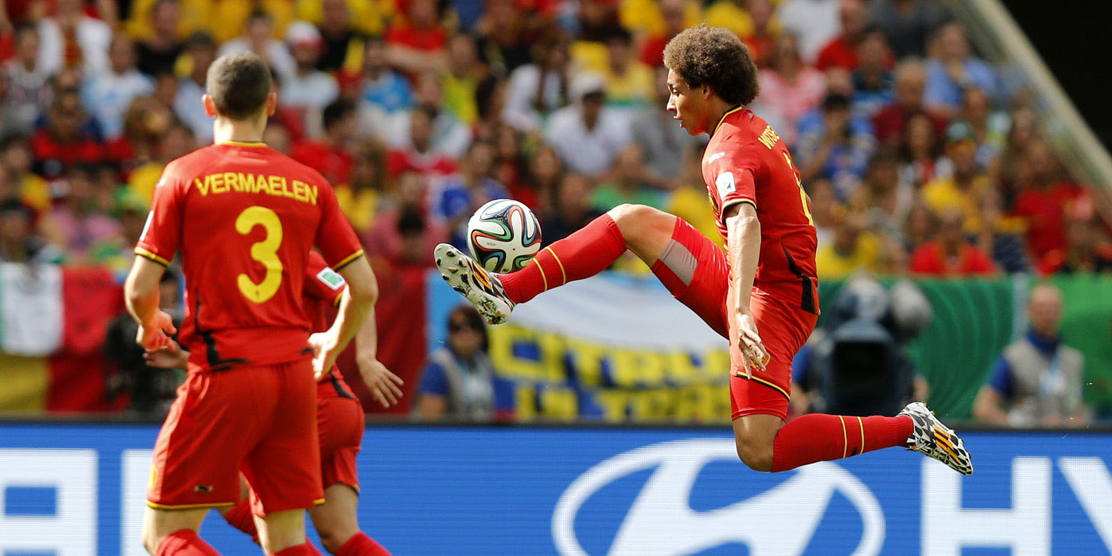 6月22日，比利时队球员阿·维特塞尔（右）在比赛中带球。新华社记者王丽莉摄