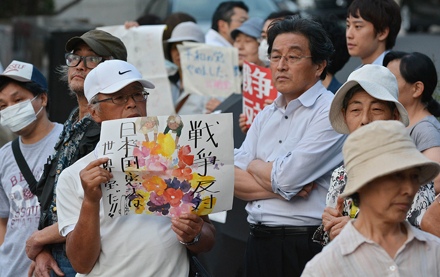 日本民众抗议安倍内阁解禁集体自卫权