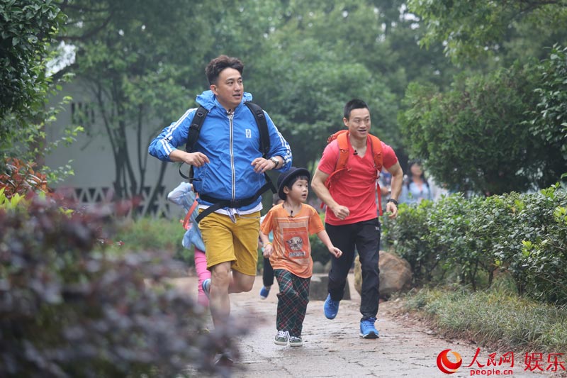 《爸爸去哪儿》: 巨人 姚明加盟新叶村篮球赛热