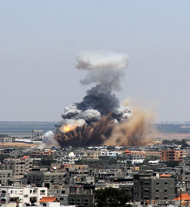 7月8日,加沙南部城市拉法遭空袭后升起浓烟和火光.