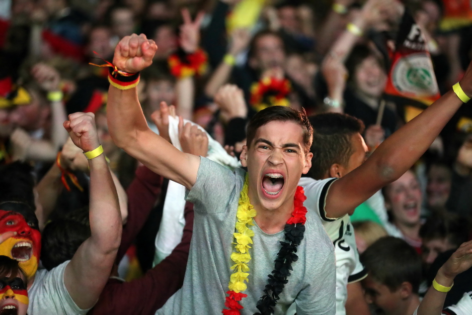 狂欢!德国球迷庆祝球队晋级决赛