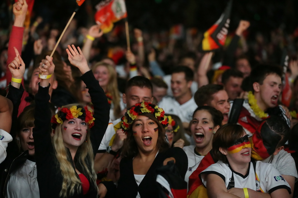 狂欢!德国球迷庆祝球队晋级决赛