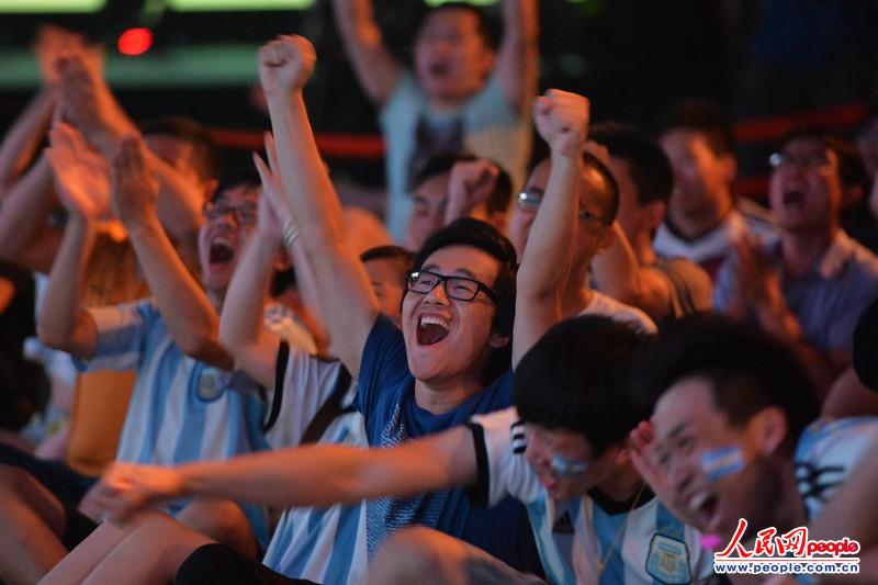 巴西世界杯决赛正式开打 中国球迷千里之外疯