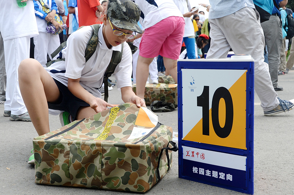 7月16日,一名运动员在校园主题定向越野比赛中.