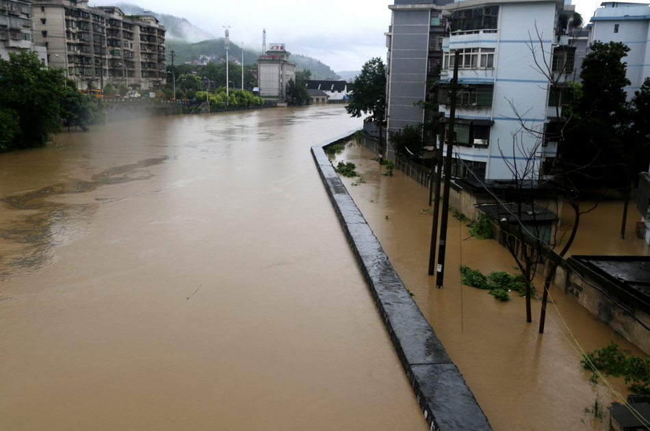 湖南吉首遭暴雨袭击各方合力抗洪救灾3