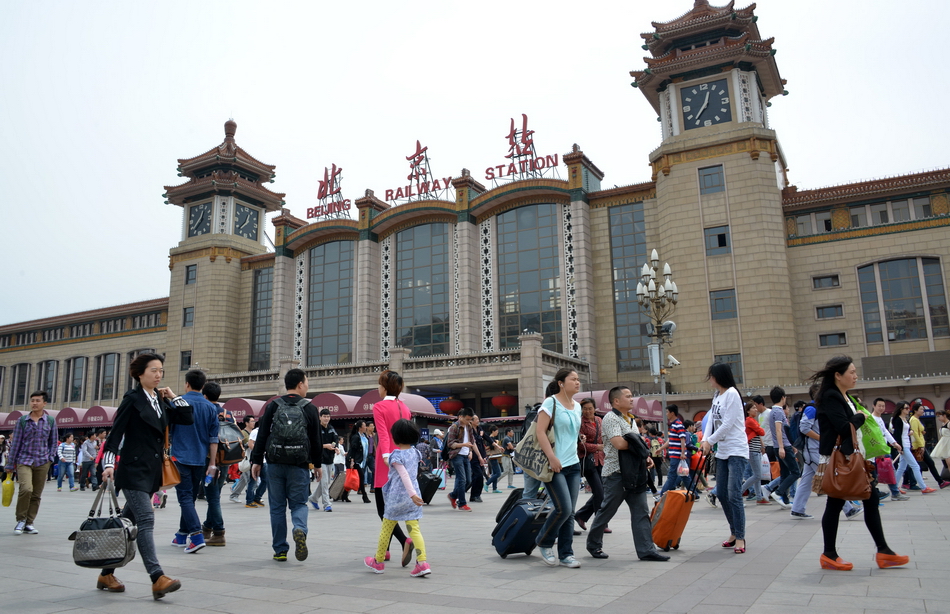 旅客在北京站前广场走过(5月3日摄).