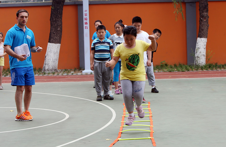 7月16日,小学生在"小壮壮"暑期训练营参加体能训练.