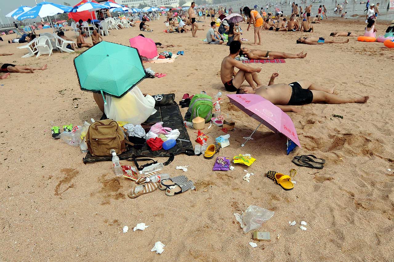 海滩变身垃圾场:人走了 别留下垃圾