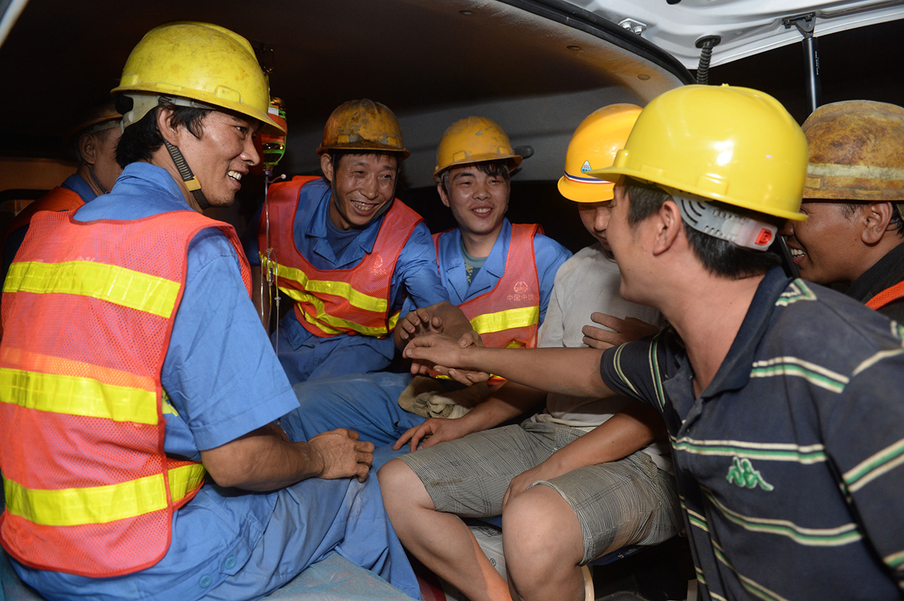 云南富宁隧道坍塌事故14名被困人员成功获救