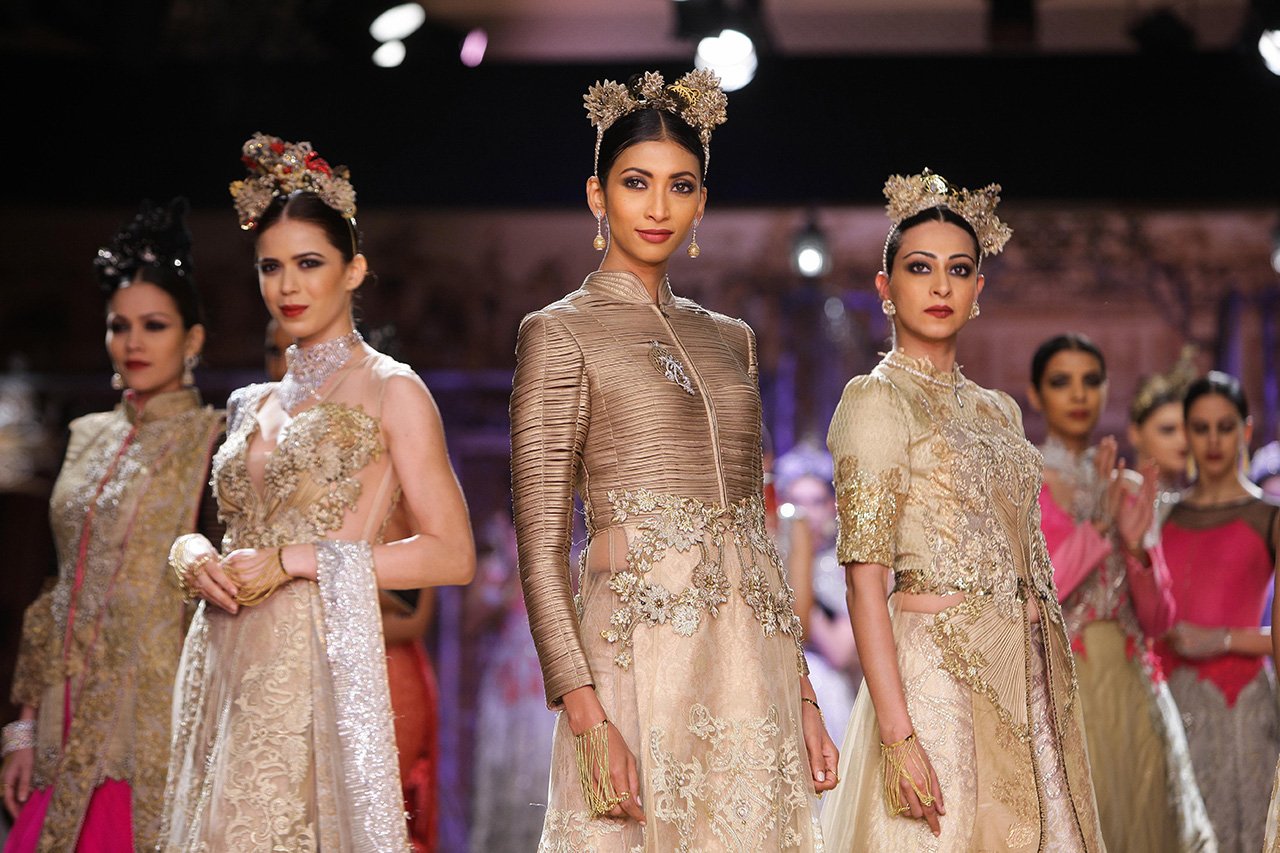 2014印度时装设计周在新德里闭幕 展现印度风