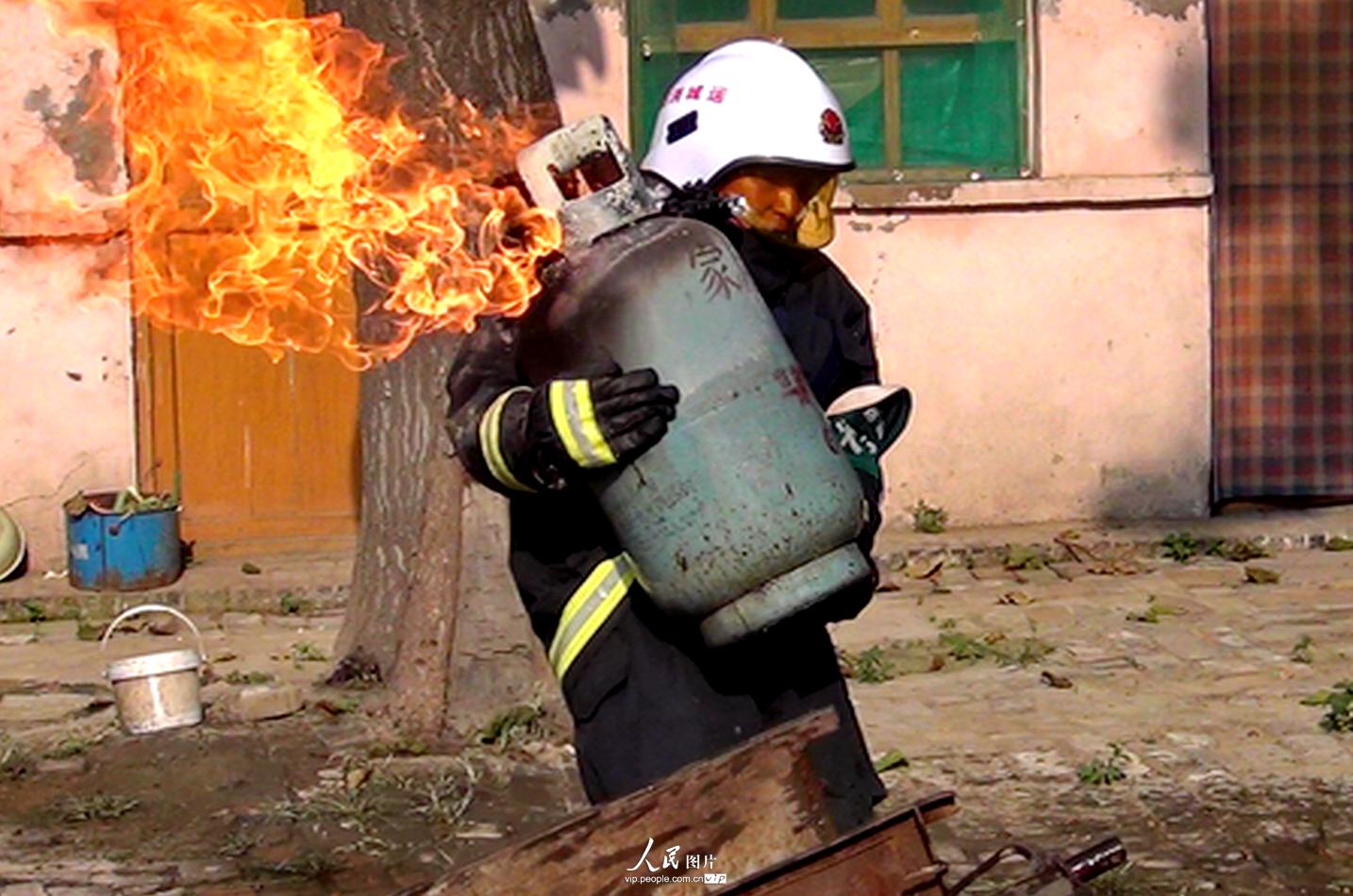 山西/山西万荣消防队员抱出喷火煤气罐