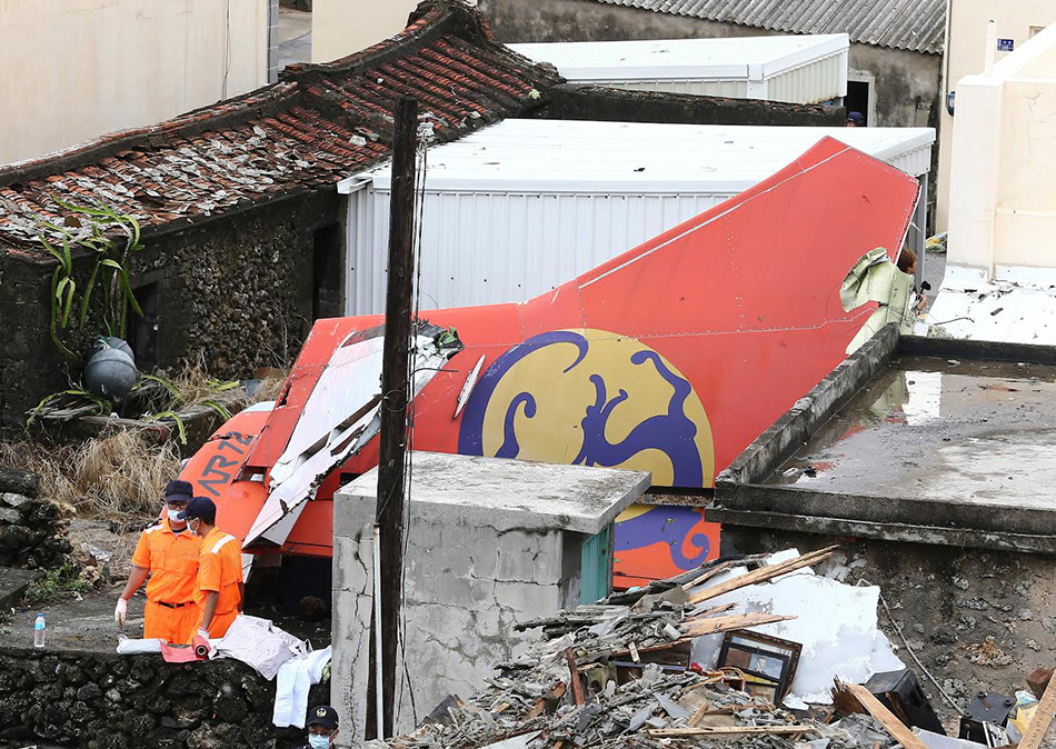 直击台湾复兴航空班机失事现场 残骸遍地