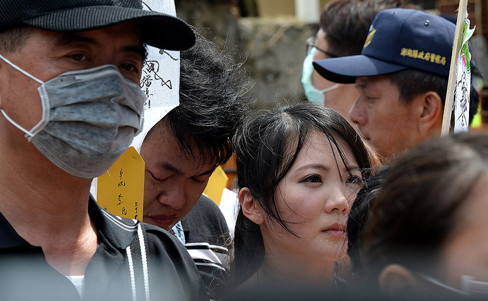 澎湖空难家属祭奠亲人