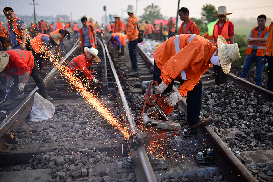 7月29日,在江西省乐平市皖赣铁路甘棠站,工人在切割钢轨.