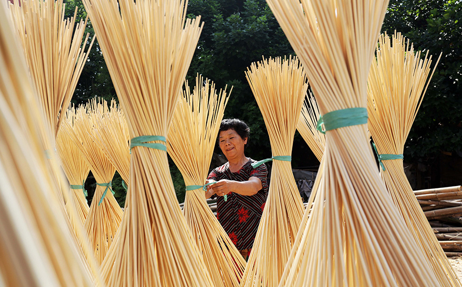 四川泸州:冒高温产竹筷 年产值超1亿元