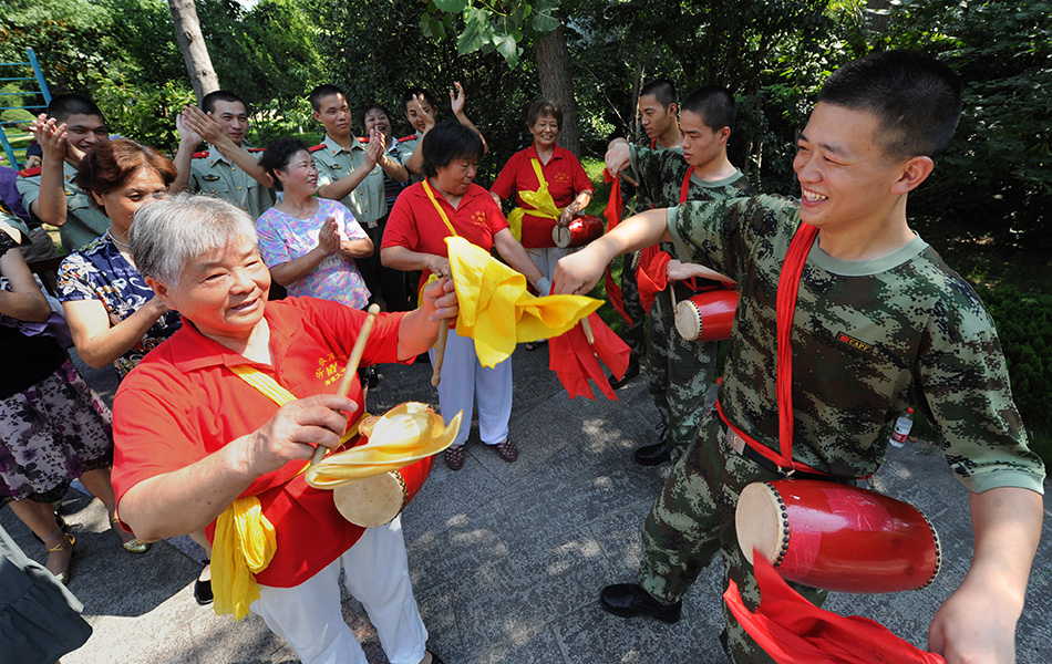 军民同乐迎"八一"