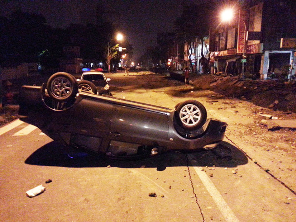 8月1日，一辆汽车被掀翻在街道上。