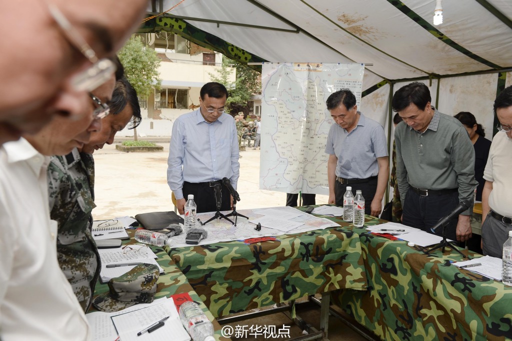 李克强在云南鲁甸地震震中为遇难者默哀