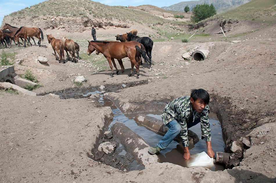 新疆多地抗旱形势严峻