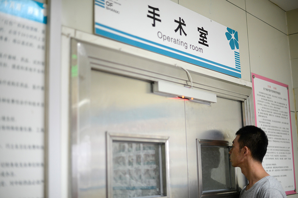 喂食爸爸<em>女儿小可</em>然进行手术【2】--图片频道