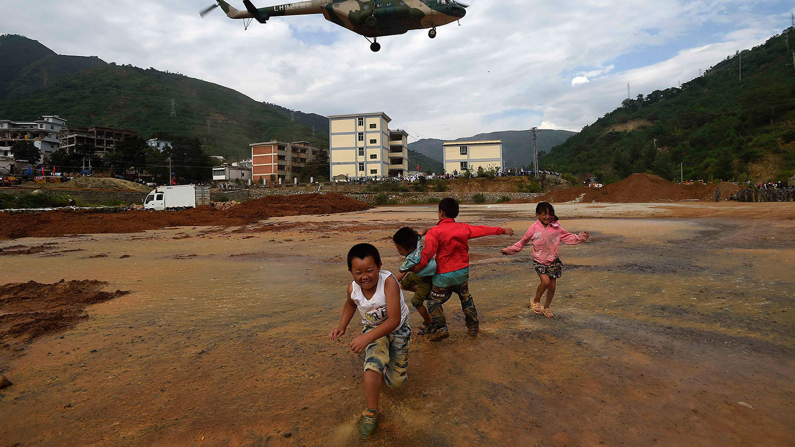 8月5日，一架直升机准备降落在鲁甸县龙头山镇一片空地上。新华社发