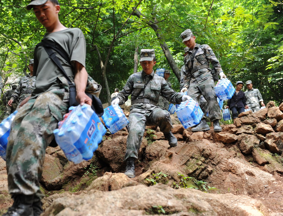 成都军区在鲁甸巧家县新店乡抗震救灾【6】--图片频道--人民网
