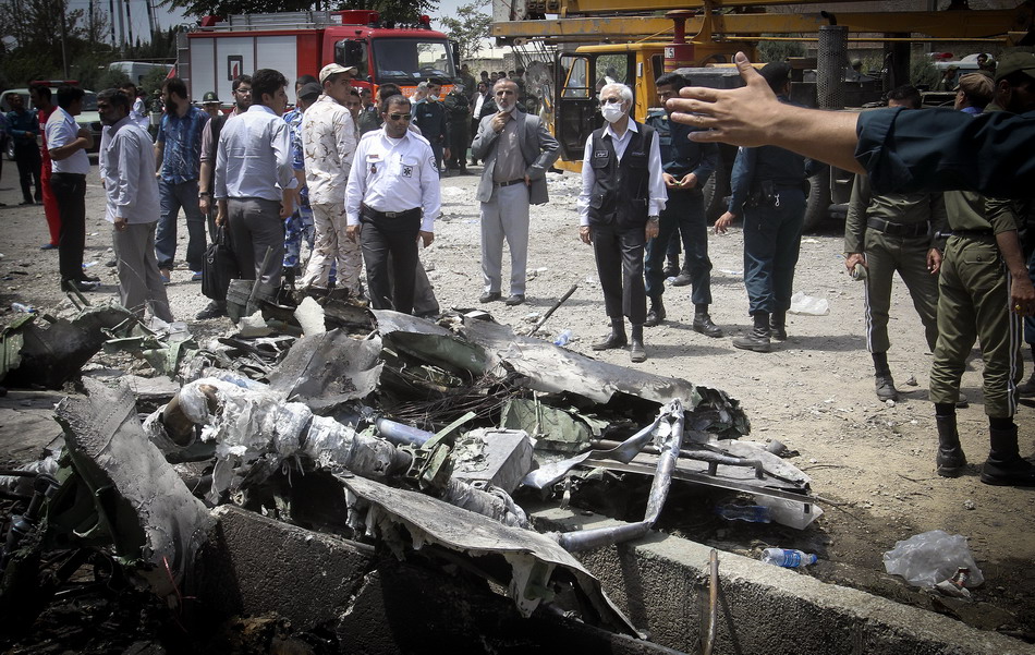 8月10日，人们查看伊朗首都德黑兰附近的客机坠毁现场。