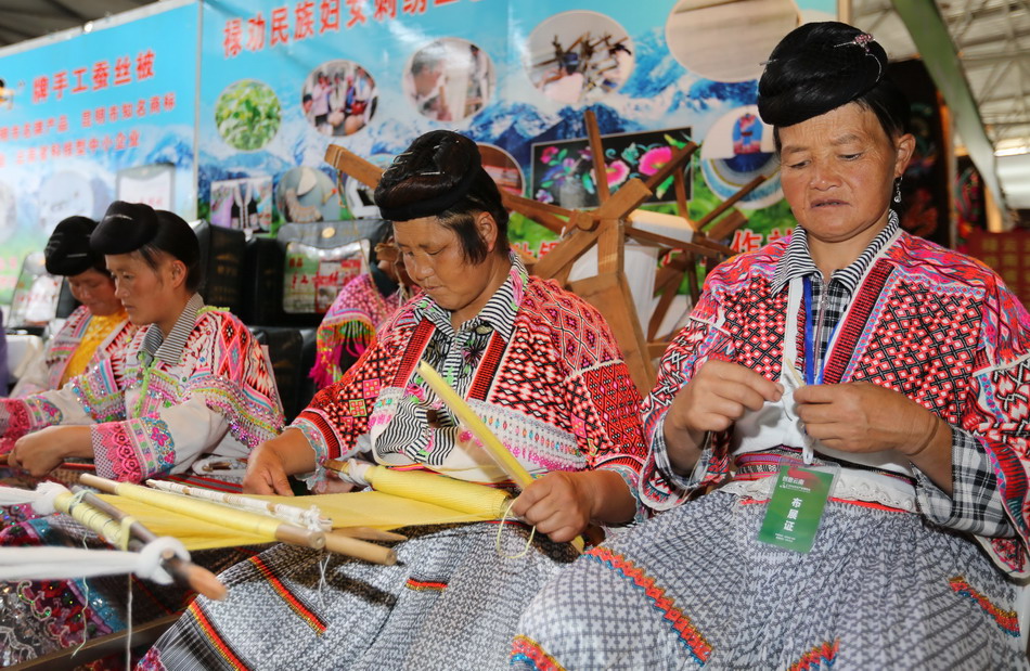 8月10日，来自云南禄劝彝族苗族自治县的妇女进行民族刺绣展示。