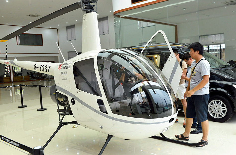8月11日，市民在中欧飞机公司杭州展厅观看美国罗宾逊公司生产的R22型单发直升机。