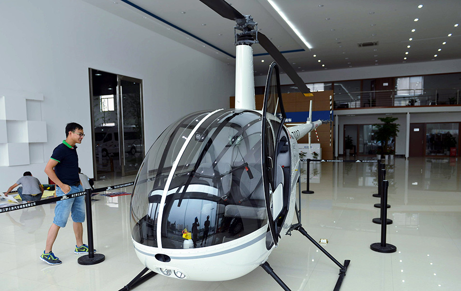 8月11日，市民在中欧飞机公司杭州展厅观看美国罗宾逊公司生产的R22型单发直升机。
