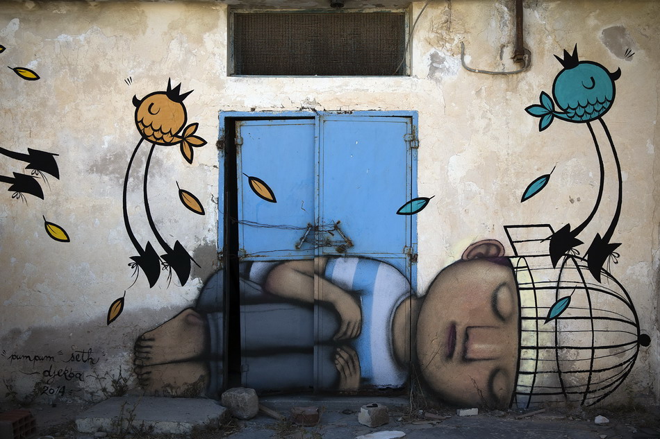 这是8月7日在突尼斯杰尔巴岛拍摄的一名法国艺术家创作的壁画。