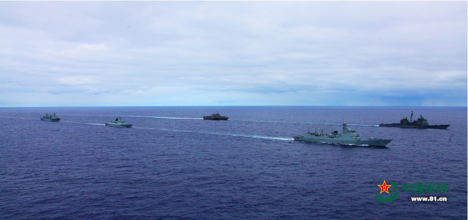 中美两国海军舰队成双纵队行进