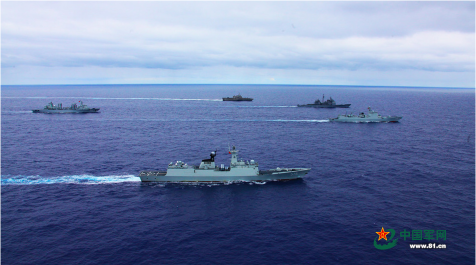 中美两国海军舰艇成伞形队行进