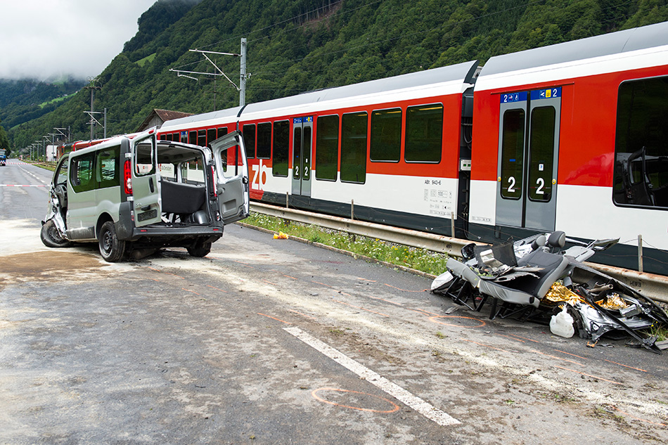 这是8月11日在瑞士下瓦尔登州拍摄的一起火车与汽车相撞事故现场。