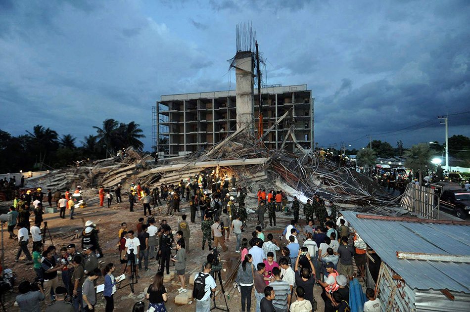 8月11日，在泰国巴吞他尼府，救援人员在楼房倒塌事故现场搜救幸存者。