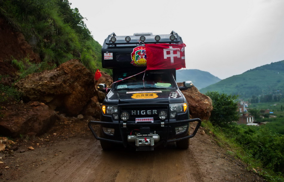 8月12日，中国房车救援队车辆行进在鲁甸地震灾区山路上。