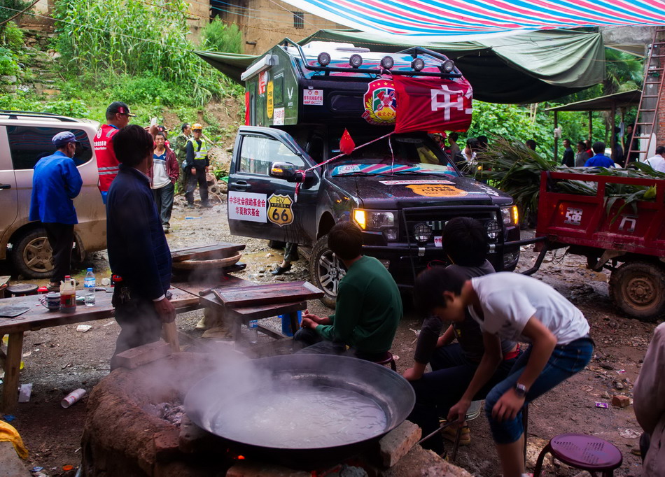 8月12日，中国房车救援队的房车抵达龙头山镇营盘村。