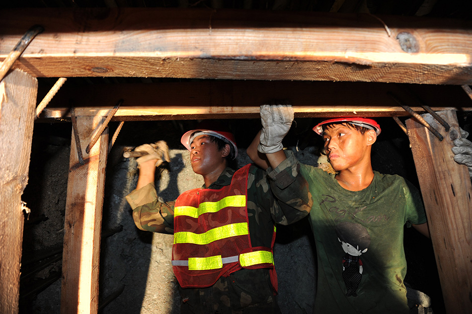 两天窝隧道内的救援人员在架设救援通道（8月12日摄）。