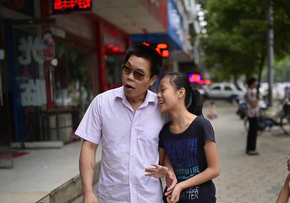 8月13日，陈丽君带着爸爸出门散步。