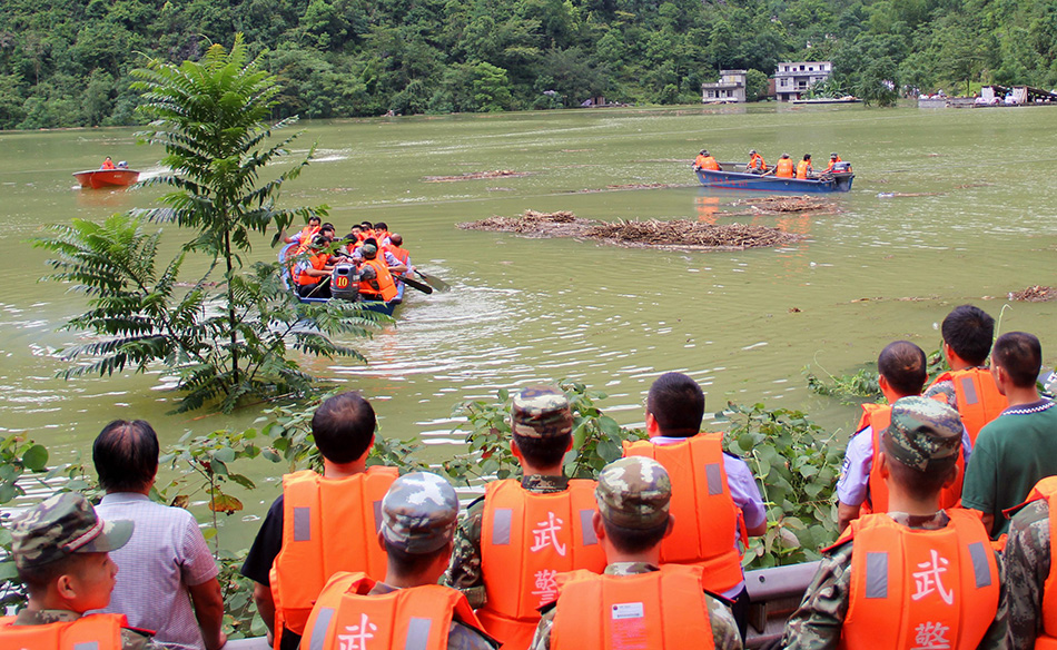 8月13日，在广西都安县保安乡巴善村，救援人员乘坐冲锋舟进村展开救援。新华社发（黄鹏欢摄）