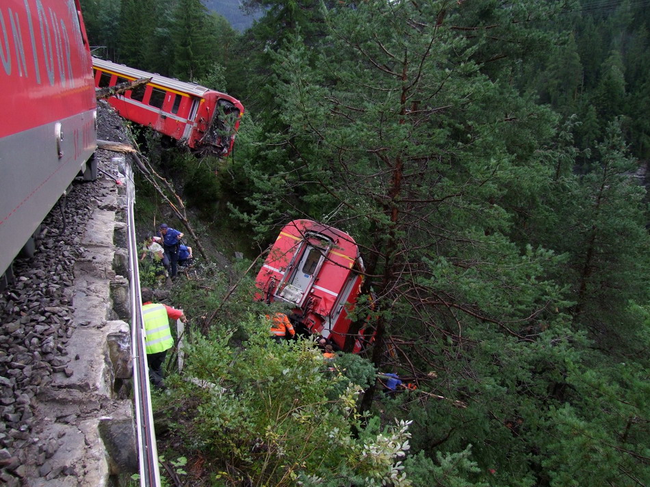  这是8月13日在瑞士东部格劳宾登州拍摄的列车脱轨现场。