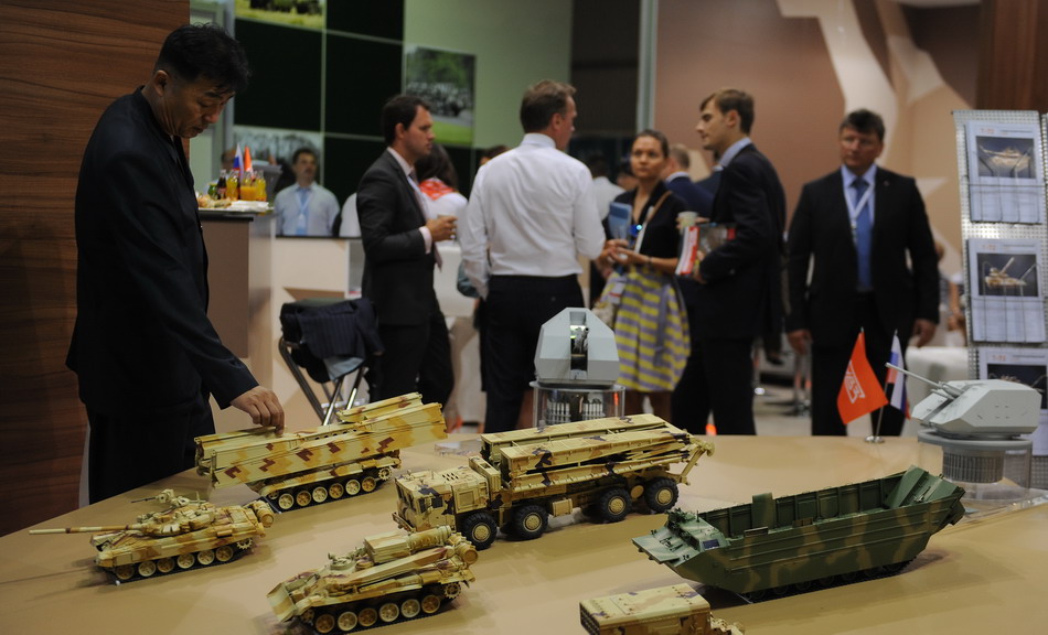  8月13日，在俄罗斯莫斯科州茹科夫斯基市，人们在2014国际武器、技术及创新博览会上参观。