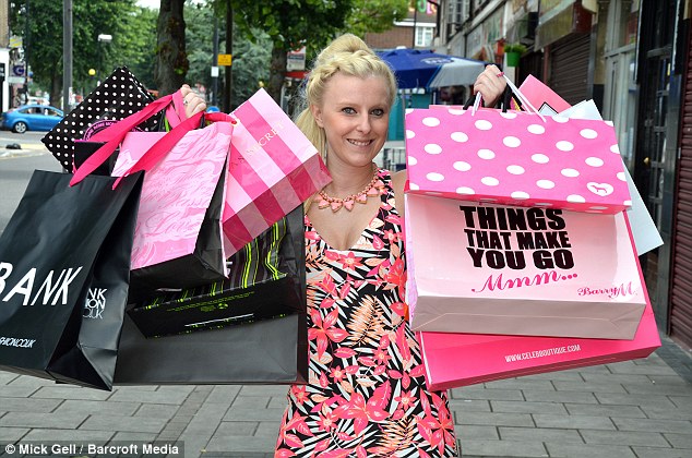 英国25岁女子花50万购物成瘾衣物堆满屋几乎