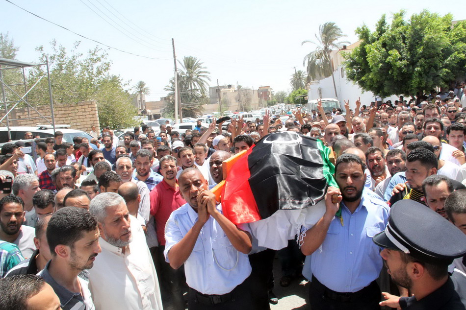  8月13日，在利比亚首都的黎波里，人们在参加的黎波里警察局局长穆罕默德・苏维西的葬礼。