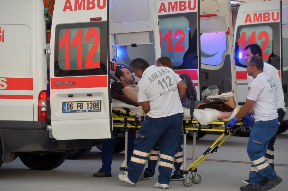  8月13日，在土耳其安卡拉的机场，医护人员把一名巴勒斯坦伤员抬上救护车。