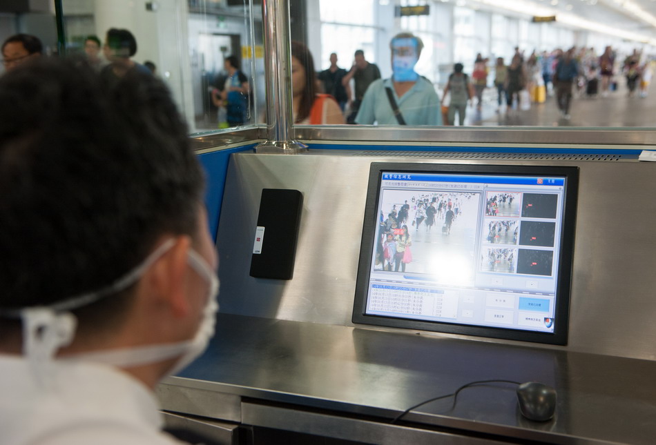  8月13日，深圳市出入境检验检疫局福田口岸旅检处工作人员对入境旅客体温进行红外监控，体温超过37.5℃的旅客将接受继续筛查。
