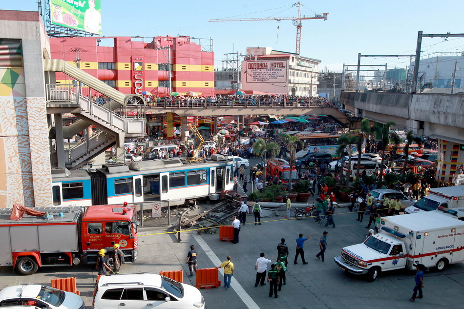  这是8月13日在菲律宾帕赛市拍摄的城铁脱轨事故现场。